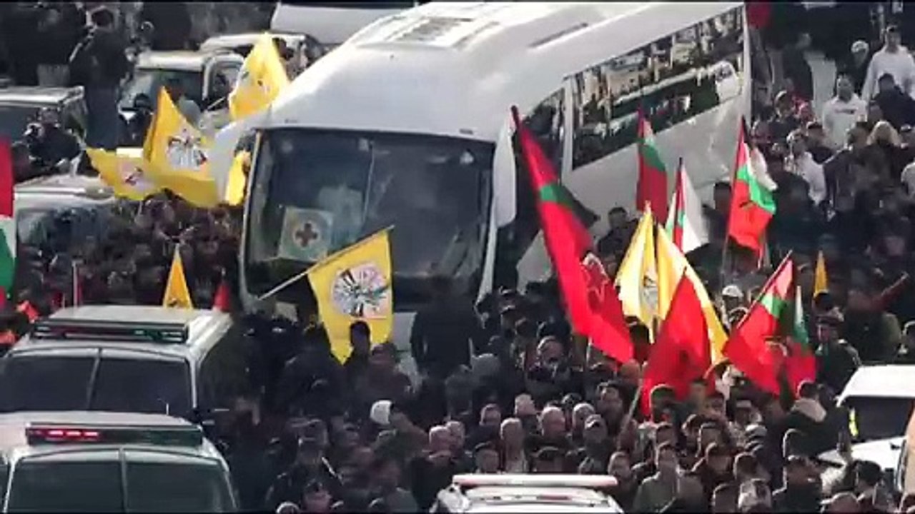 حشود من الفلسطينيين يستقبلون بفرح المعتقلين المفرج عنهم لدى وصولهم إلى رام الله