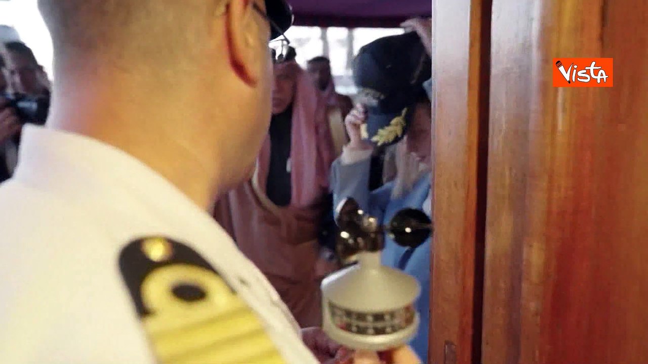 Meloni sulla Vespucci a Gedda, per lei in dono il cappellino della Nave