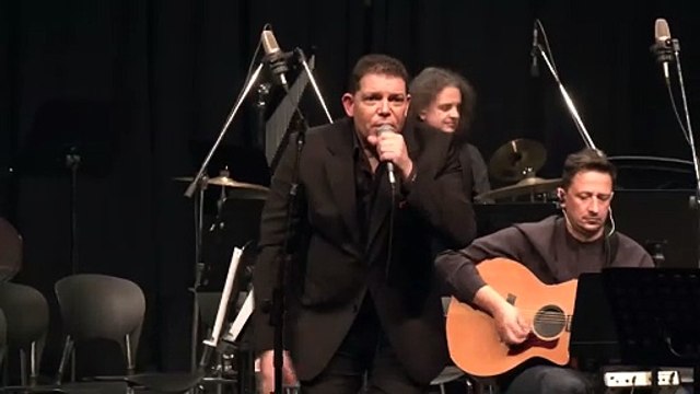 Λαμία: Πλήθος κόσμου στη συναυλία- αφιέρωμα στο Γρηγόρη Μπιθικώτση