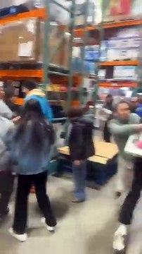 Clientes se pelean por tarjetas de Pokémon en Costco de California