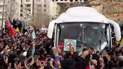 المعتقلون الفلسطينيون المفرج عنهم استقبلوا بالهتافات والزغاريد