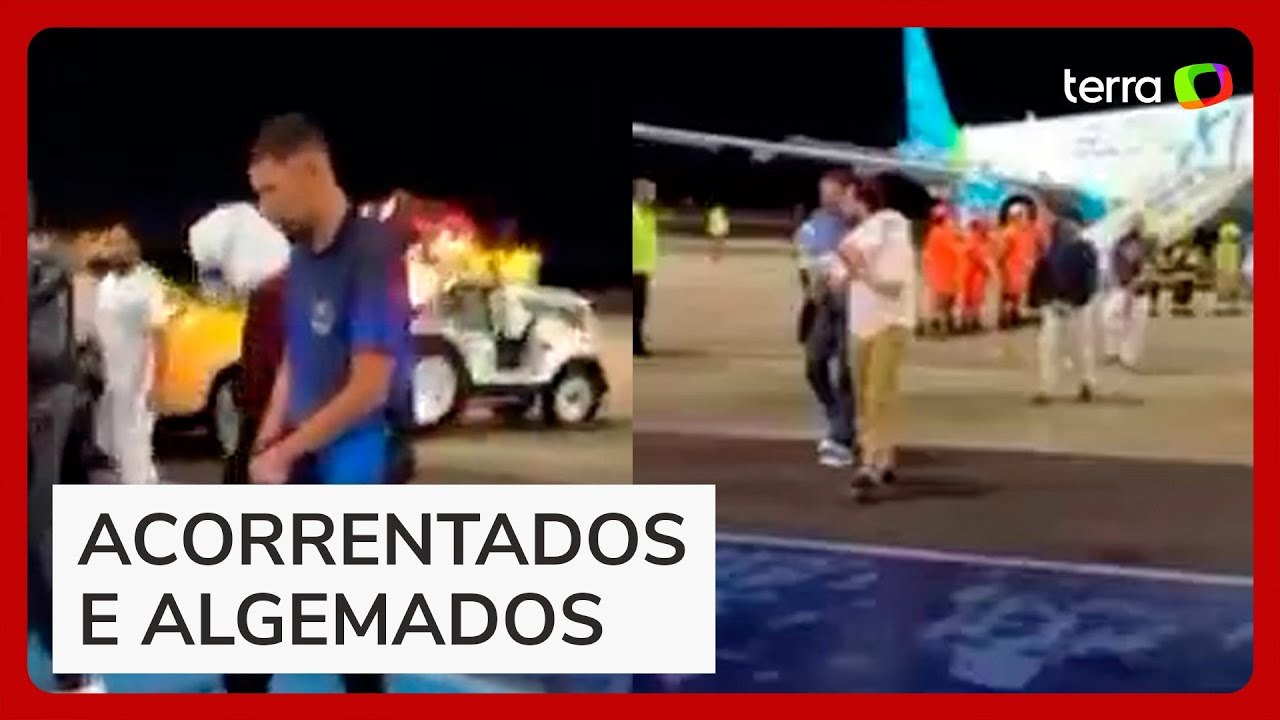 Vídeo mostra que brasileiros deportados dos EUA desembarcam algemados e acorrentados em Manaus
