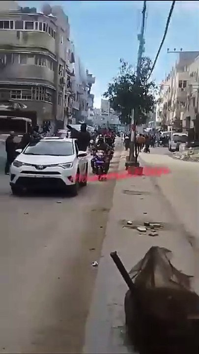 Siyonist İsrail’i çıldırtan görüntüler! 470 gün bombaladıkları Gazze’den çıkan araç konvoyları akıllarını aldı!