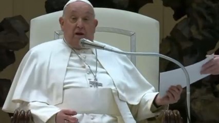 Il Papa si rifiuta di leggere il discorso troppo lungo: «Nove pagine? Con lo stomaco che brontola sarebbe una tortura»