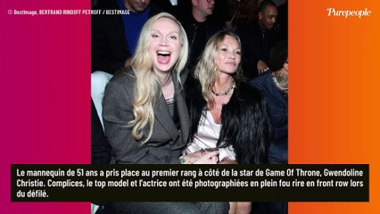 A Paris, Kate Moss époustouflante dans une nuisette en satin face à Robert Pattinson en béret au défilé Dior