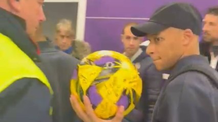 Mbappé se lleva de recuerdo el balón de su primer hat-trick como madridista