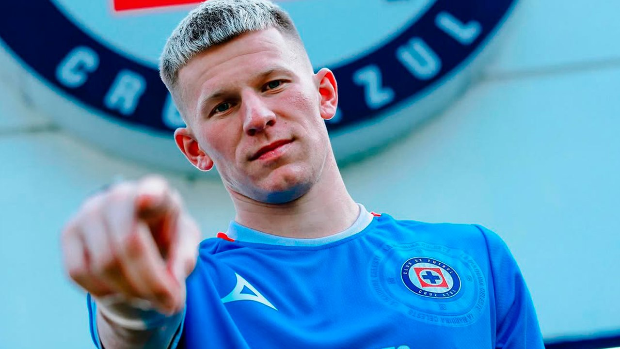 Mateusz Bogusz llega al estadio de CU para apoyar a Cruz Azul en el duelo contra Puebla