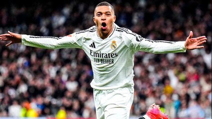 Real Madrid: Kylian Mbappé se luce con balón firmado por todos sus compañeros