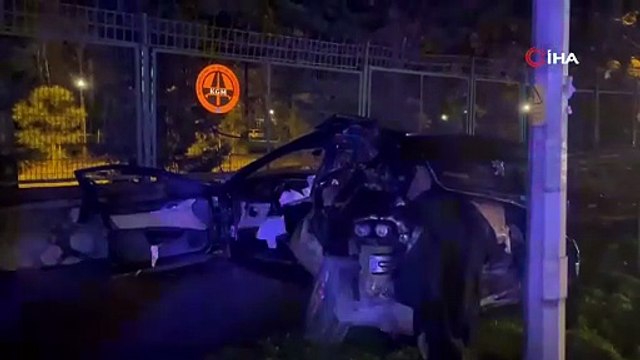 Trafikte makas atan araç önce ağaca, ardından aydınlatma direğine çarptı: 2 ağır yaralı