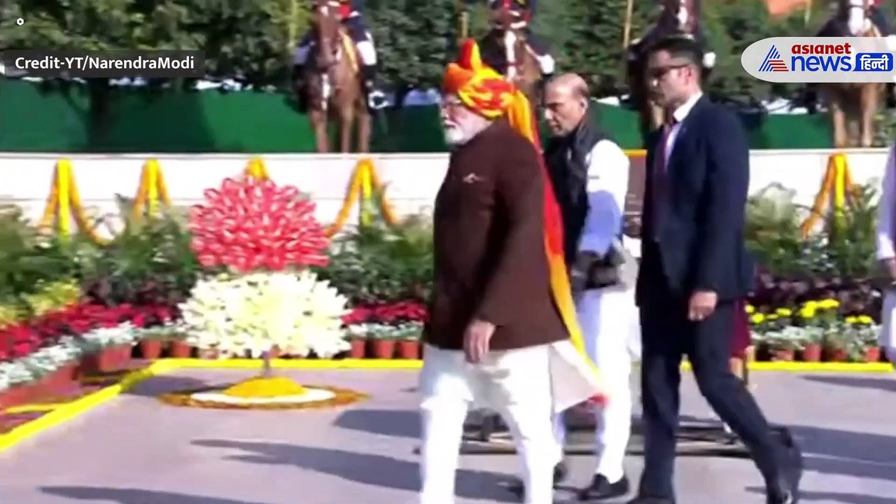 केसरिया साफा पहन राष्ट्रीय समर स्मारक पहुंचे PM Modi, वीर शहीदों को अर्पित की श्रद्धांजलि