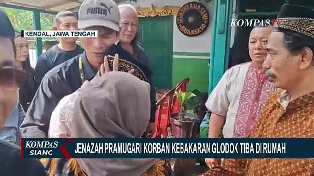Isak Tangis Keluarga Sambut Jenazah Pramugari Korban Kebakaran Glodok Plaza Tiba di Rumah