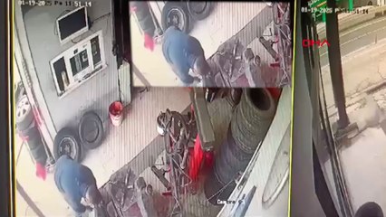 Şişirdiği lastiğin patlamasıyla yaralandı; olay kamerada