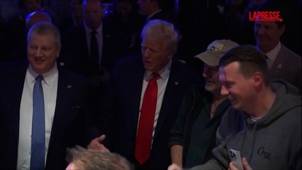 Il blitz di Trump al casinò di Las Vegas, passeggia tra i giocatori e ribadisce la promessa: «Nessuna tassa sulle mance»