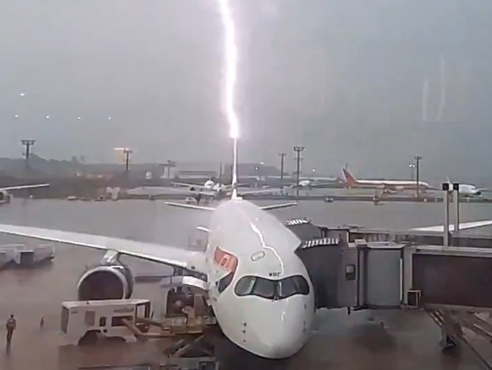 Blitz schlägt in Flugzeug ein - Passagier filmt mit