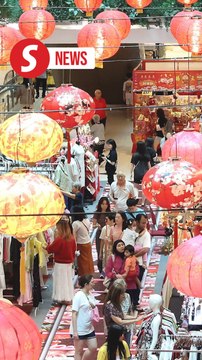 Last-minute shoppers gear up for Chinese New Year celebration