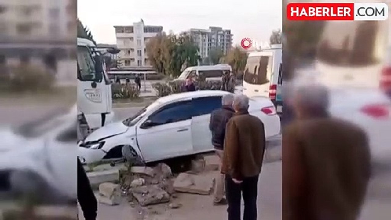 Mersin'de Refüje Çarpan Otomobil Karşı Şeride Geçti: 2 Yaralı