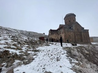 “40 kapılı şehir” beyaza büründü! Kış güzelliğiyle büyülüyor