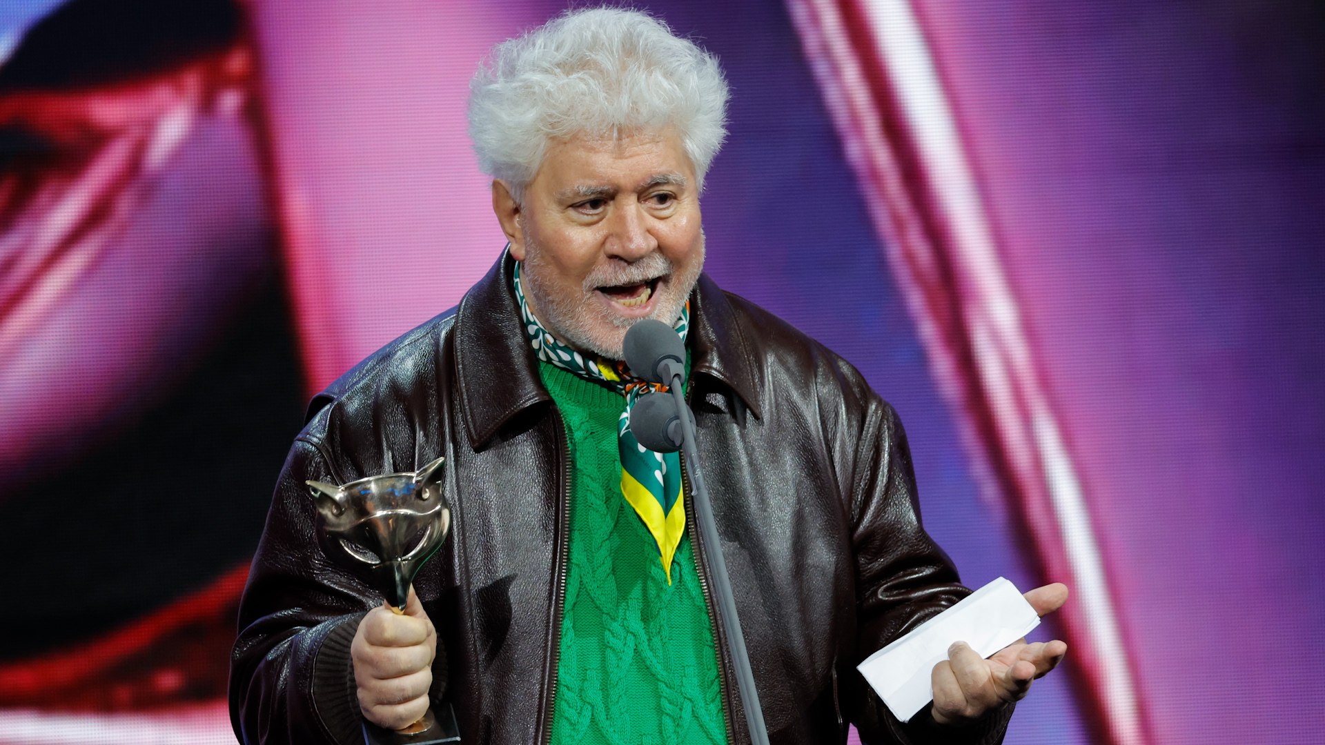 Pedro Almod�var ha obtenido este s�bado el premio Feroz a Mejor Direcci�n por su pel�cula 'La habitaci�n de al lado', en una gala celebrada por primera vez en el Pazo da Cultura de Pontevedra.

El director compet�a en esta categor�a con Arantxa Echevarr�a por 'La infiltrada', Dani de la Orden por 'Casa en flames', Paula Ortiz por 'La virgen roja' y Pilar Palomero por 'Los destellos'.

La primera pel�cula en ingl�s de Almod�var ha llevado al realizador a obtener el premio a la mejor direcci�n que otorga la Asociaci�n de Informadores Cinematogr�ficos de Espa�a (AICE) tras obtener en 2023 el Premio Feroz de Honor.