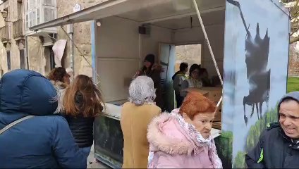 La plaza de San Juan acoge el reparto de panecillos de San Lesmes