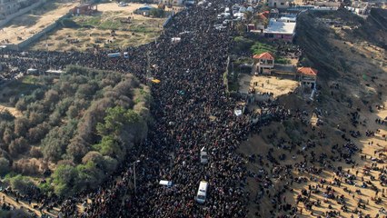 Miles de palestinos esperan para volver a sus casas al norte de Gaza
