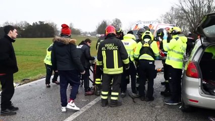 Schianto tra auto a Pilastri, cinque feriti