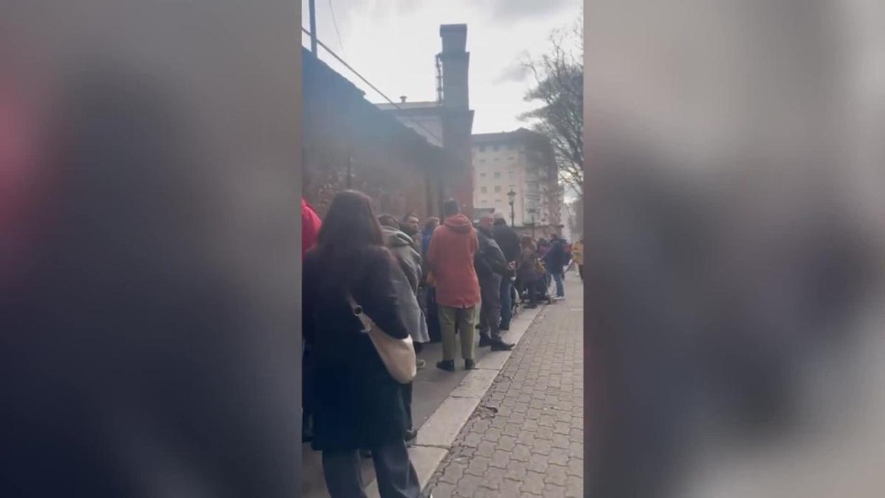 Tutti coda per ammirare il grande plastico ferroviario di Torino