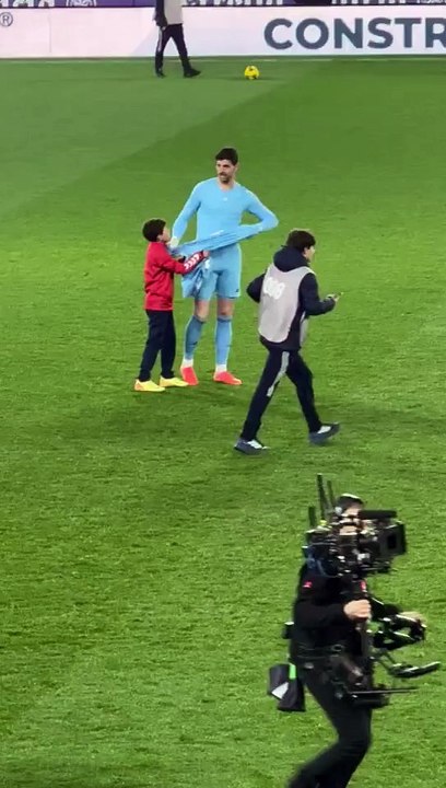 Courtois regala su camiseta a un aficionado del Real Valladolid