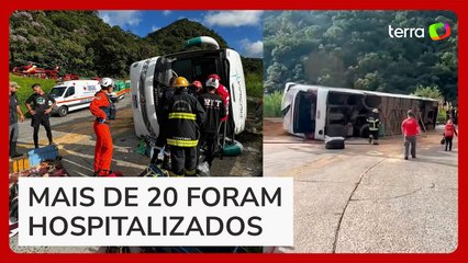 Ônibus com adolescentes a caminho do Beto Carrero World tomba e deixa feridos em SC