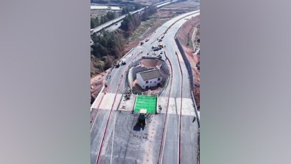 La casa que está rodeada de autopistas: su dueño rechazó 200.000 euros y ahora se arrepiente