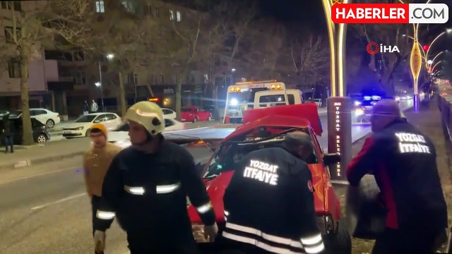 Yozgat'ta kontrolden çıkan otomobil üst geçidin ayağına çarptı: 4 yaralı