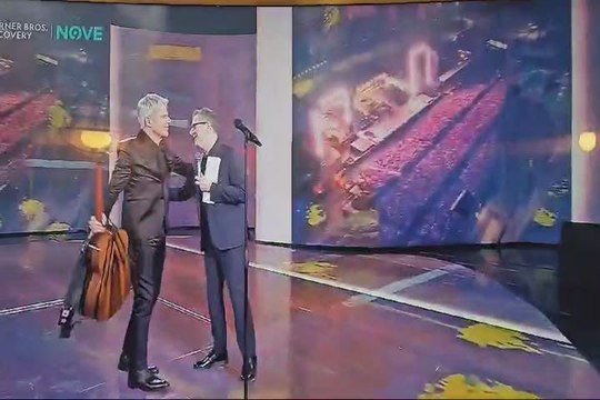 Che Tempo Che Fa, Fazio scivola e rischia la caduta. Baglioni: Qualcuno ti vuole male - Video