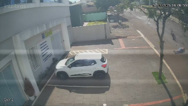Imagem flagra homem caindo de mobilete na Rua Vitória em Cascavel
