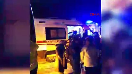 Karda kayan otobüs duvara sürterek durdu, panik anları kamerada; 14 yaralı