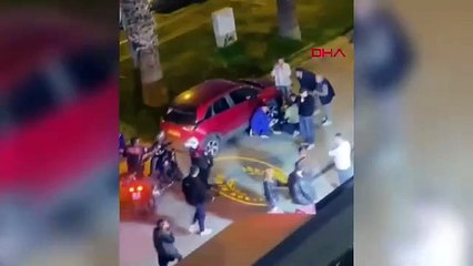 Sırtından bıçaklanan gence vatandaşların yardım anı kamerada; 6 gözaltı