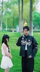 Hermanos protegen a una mujer