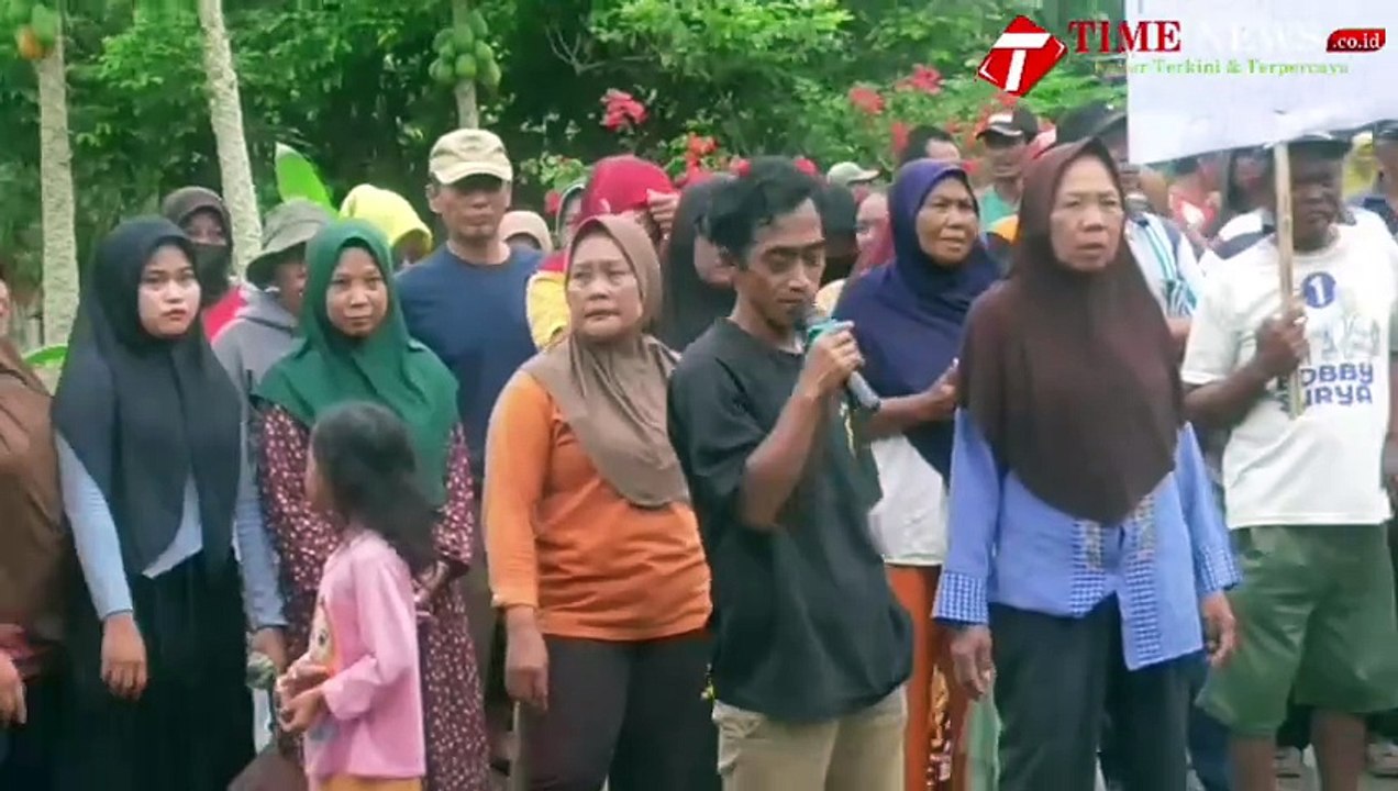Seratusan Warga Datangi Rumah Ketua STM Petuaran Hilir, Minta Uang Iuran Pembelian Tanah Wakaf Dikembbalikan.