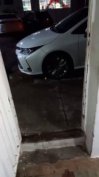 Moradora reclama de bloqueio de rampa de acesso à sua residência com estacionamento de veículos, em Patos