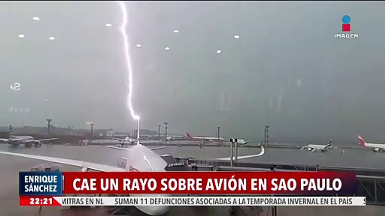 Captan el momento en el que un rayo cae sobre la cola de un avión ...