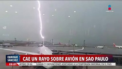 Captan el momento en el que un rayo cae sobre la cola de un avión estacionado