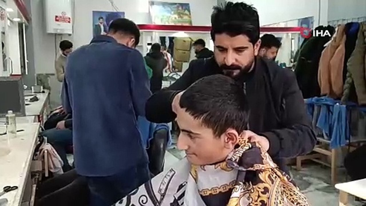 Gönüllü berber yetim ve öksüz çocukları ücretsiz tıraş yapıyor