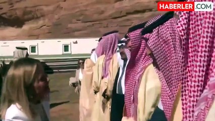 Prens Trump'ı bekliyormuş! Resmen para dağıtmaya başladı