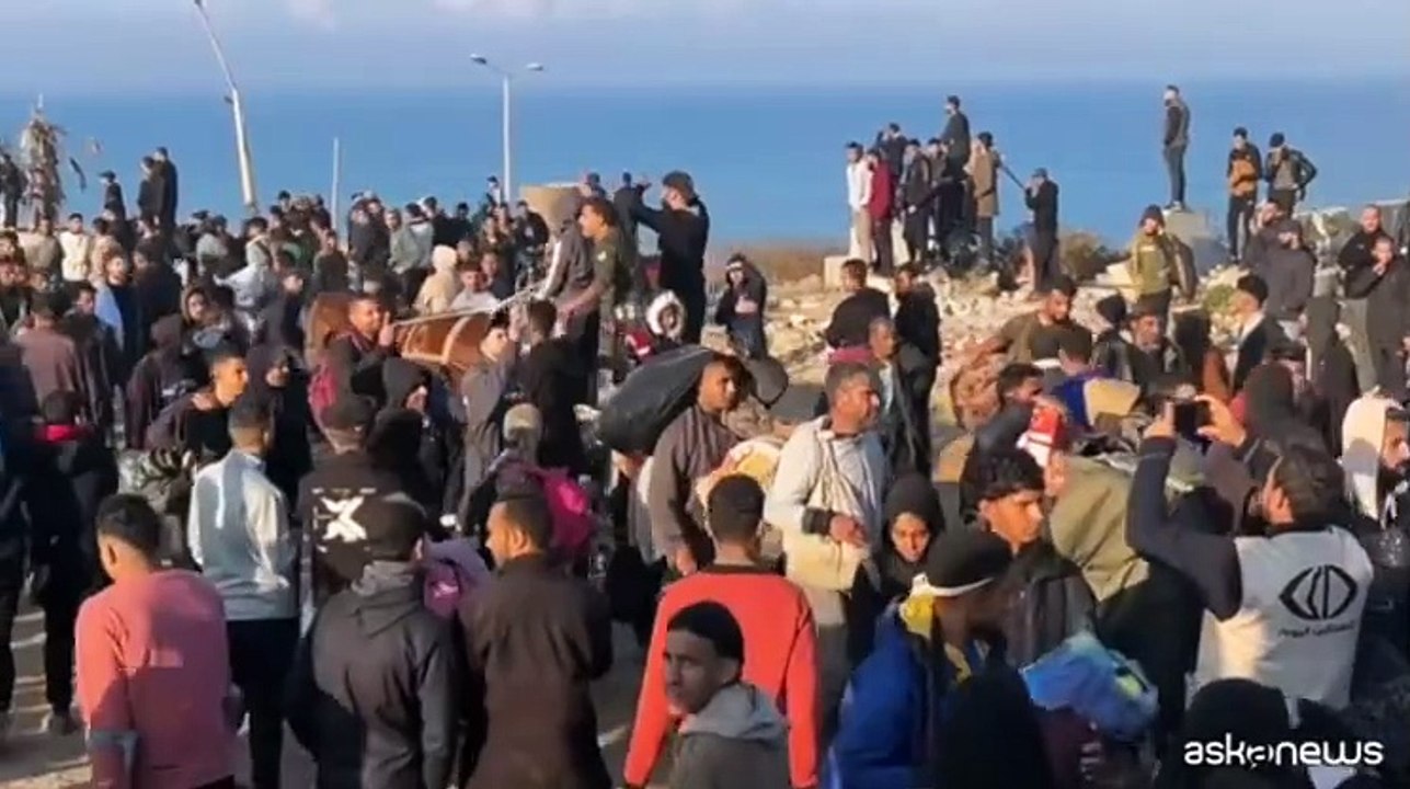 La colonna umana dei palestinesi che ritornano a casa a Gaza Nord