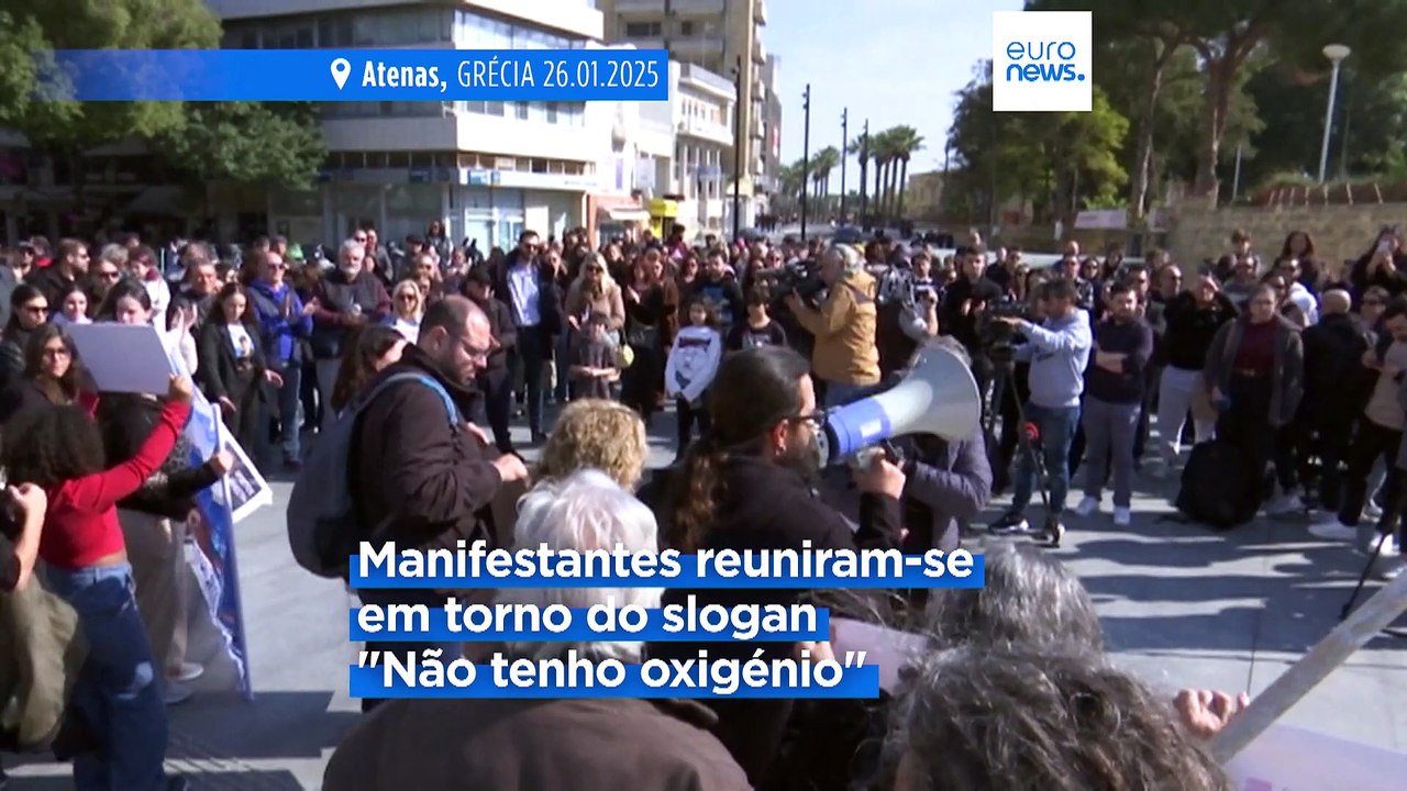 Milhares de gregos exigem respostas dois anos após o desastre ferroviário de Tempi