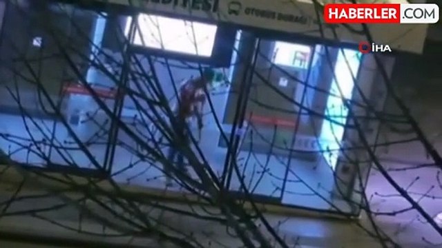 Sivas'ta Duyarlı Vatandaş Akıllı Durağı Temizledi