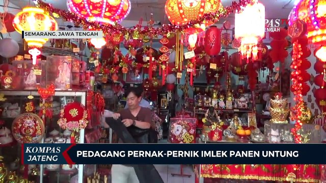 Pedagang Pernak-pernik Imlek Panen Untung
