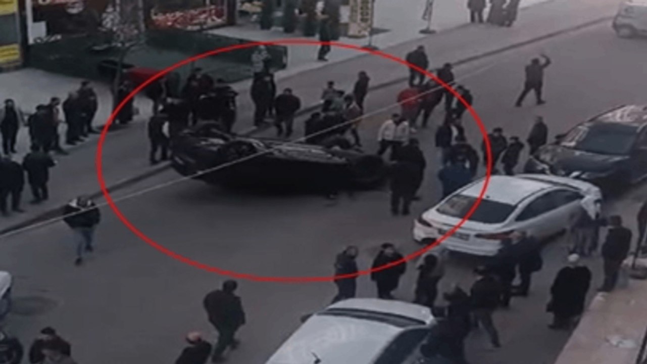 Otomobil, park halindeki araca çarpıp takla attı
