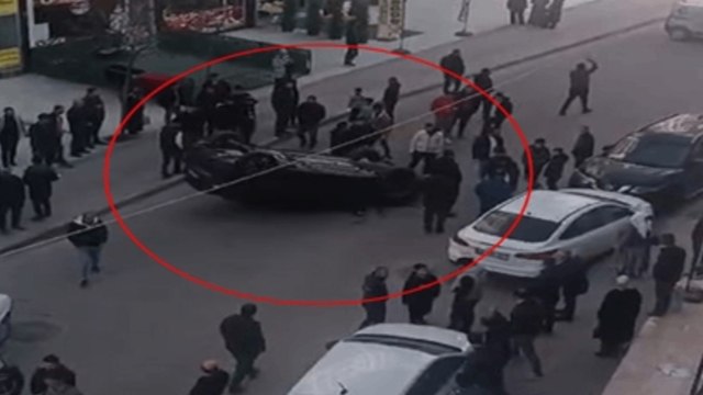 Otomobil, park halindeki araca çarpıp takla attı