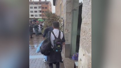 Llueve a cántaros y le da igual: el más que aplaudido gesto de Bellingham con un fan