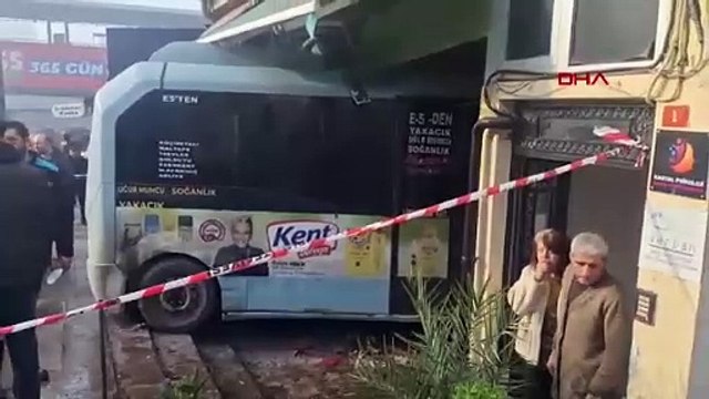 İstanbul- Kartal'da minibüs berber dükkanına girdi: 3 yaralı / Farklı açılarla güvenlik kamerası görüntüsü