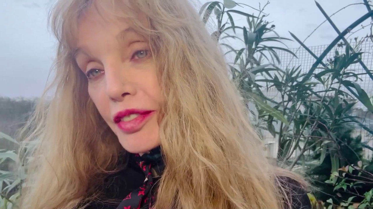 Arielle Dombasle - Il y a un an, j'étais à Tanger... Et je caressais des chameaux...